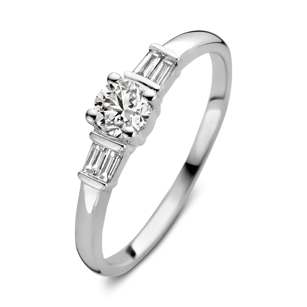 Ring aus Weißgold mit brillant geschliffenem Zentrum und baguetteförmigen Seitensteinen