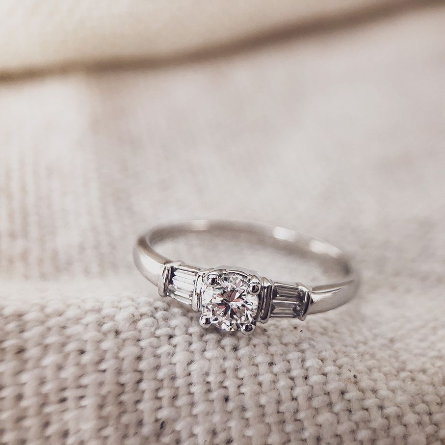Eleganter Weißgoldring mit Brillant-Zentrum und Baguette-Seitensteinen