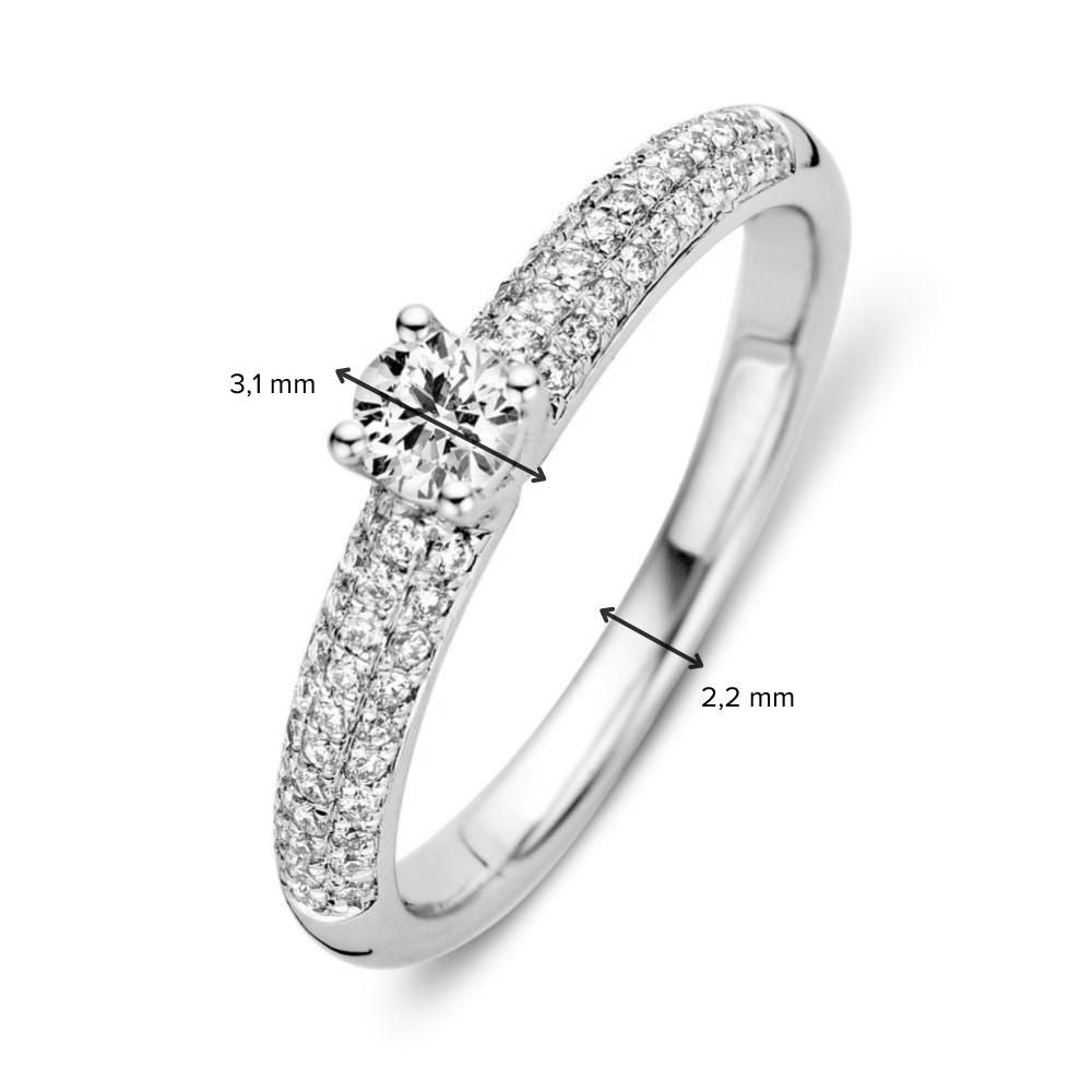 De Excellent Jewelry "Stunning White Gold Ring met 0,47 karaat totaal diamantgewicht" heeft een centrale ronde diamant (3,1 mm) en een pavé 14k witgouden band (2,2 mm breed), met pijlen die de diameter van de diamant en de bandbreedte aangeven.