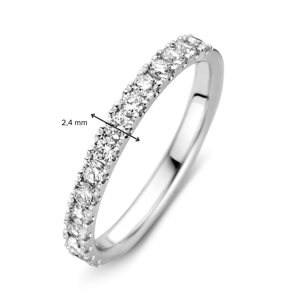 De Tijdloze Witgouden Ring met 0,52 karaat Briljant Diamant van Excellent Jewelry heeft een fonkelende rij briljantgeslepen diamanten langs de 2,4 mm brede band, elegant gepresenteerd onder een hoek.