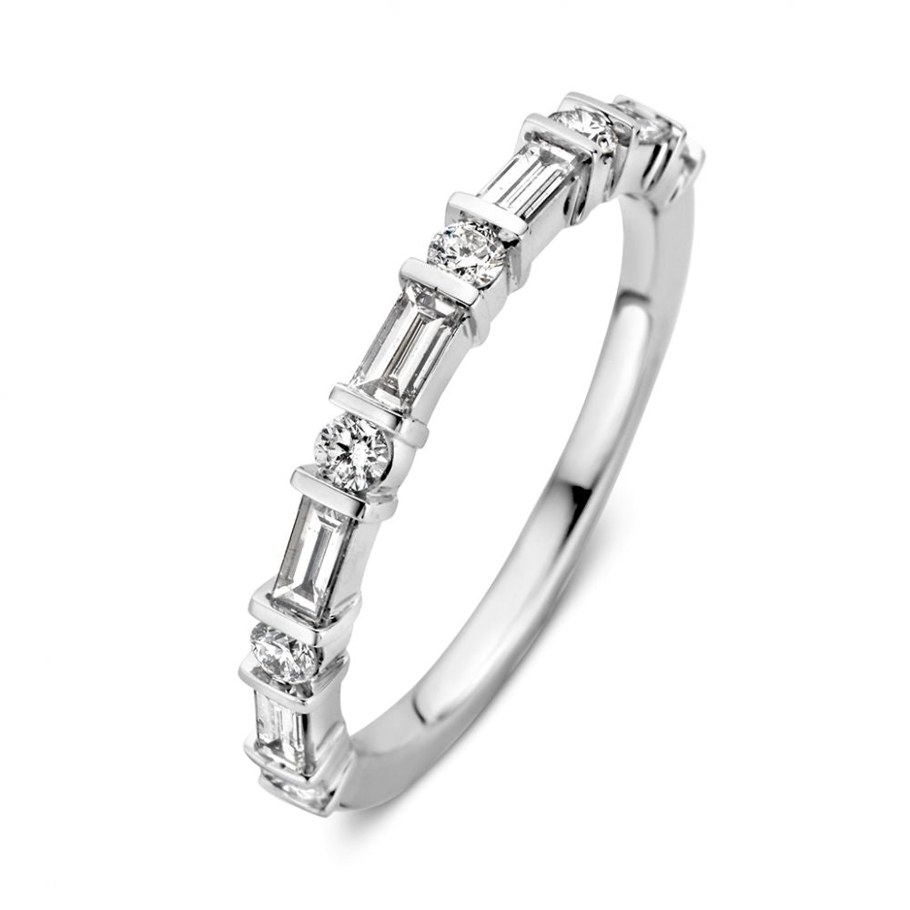 Weißgoldring mit Brillanten und Baguette-Diamanten, insgesamt 0,54 Karat