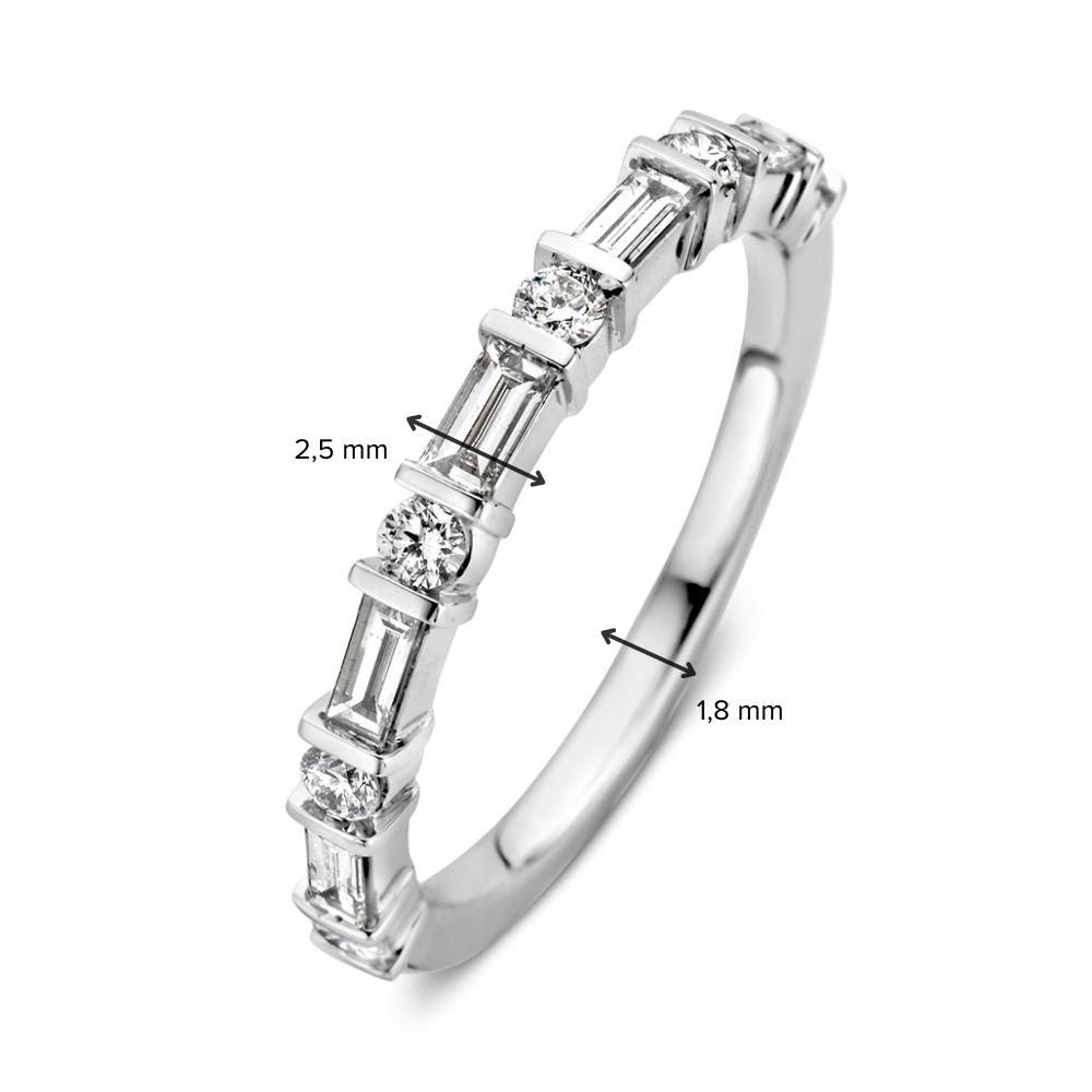 De Elegante Witgouden Ring met Briljant en Baguette Diamanten 0,54 crt. van Excellent Jewelry heeft afwisselend geslepen diamanten op een 14 karaat band, met een afmeting van 2,5 mm bij het edelsteendeel en 1,8 mm langs de gladde band.