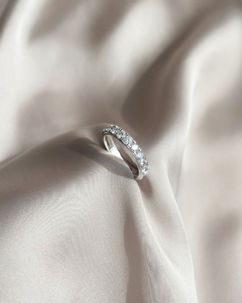 Eleganter Bandring aus 14K Weißgold mit 1,00 Karat Brillant in Halbellfassung