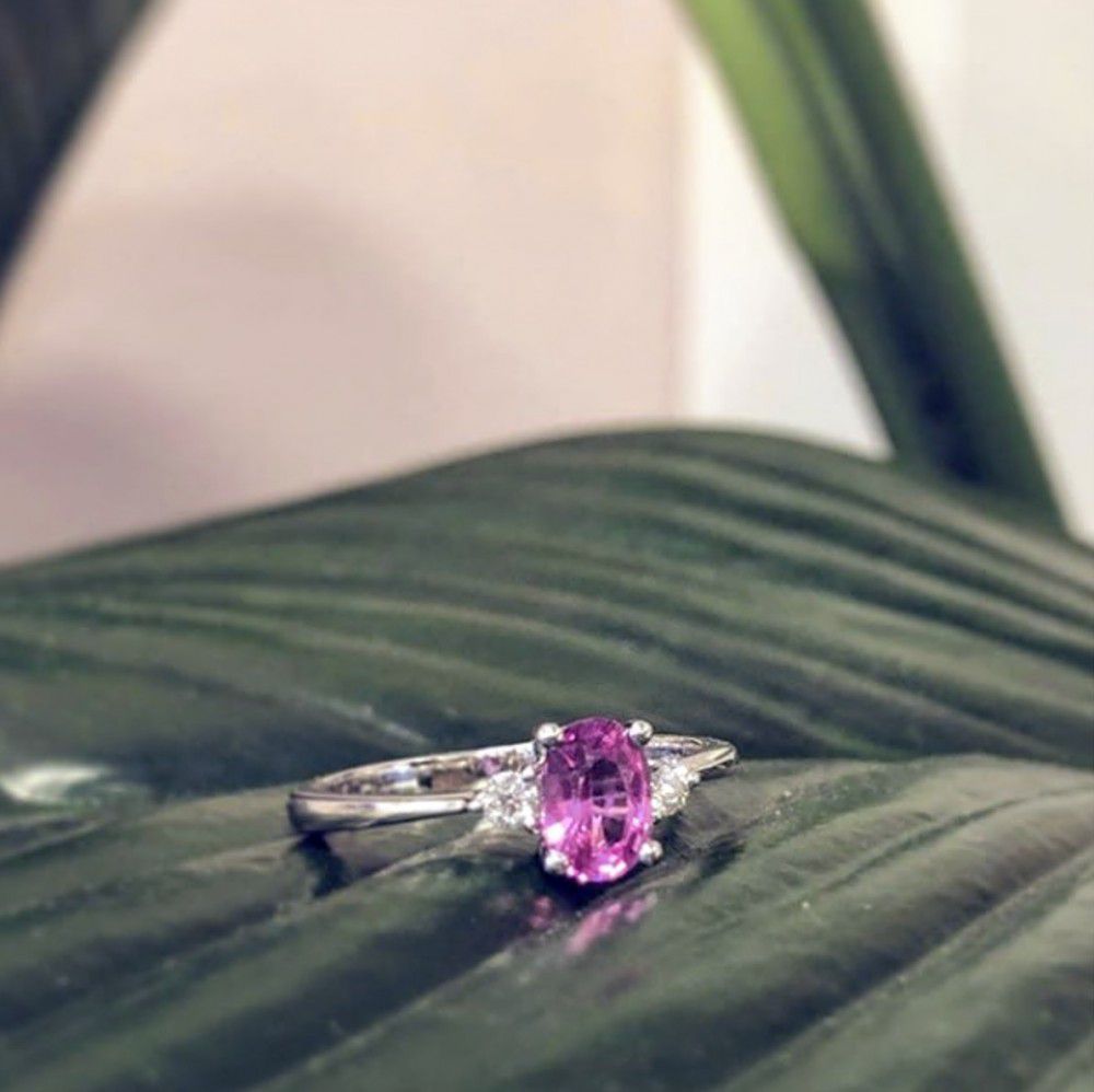 Damenring aus Weißgold mit Brillant und Rosafarbenem Saphir – Romantische Eleganz