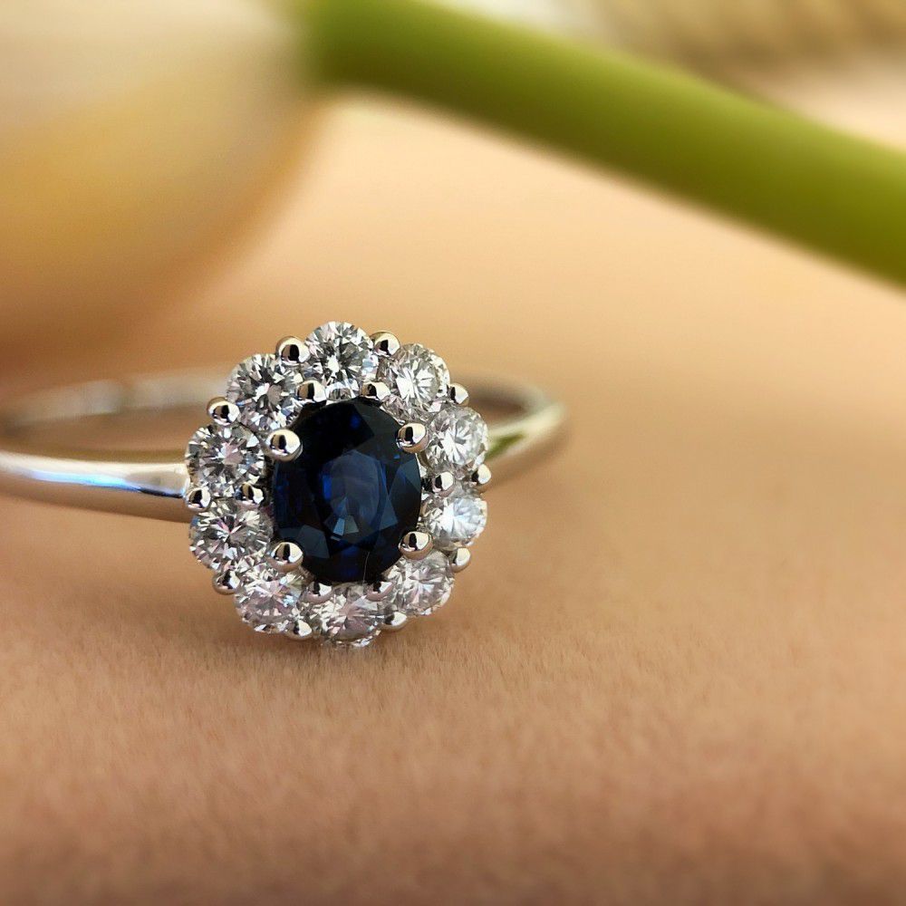 Weißgoldring mit Blauem Saphir und Diamanten: Eine Zeitlose Schönheit