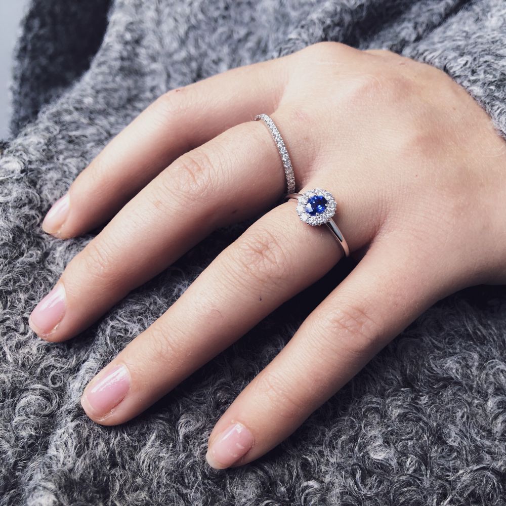 Weißgoldring mit Blauem Saphir und Diamanten: Eine Zeitlose Schönheit