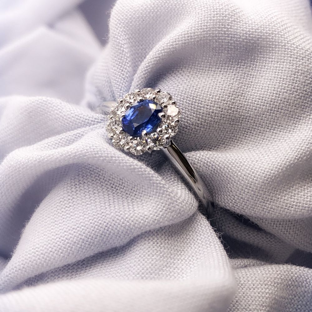 Weißgoldring mit blauem Saphir und Diamanten – Zeitlose Eleganz in klassischer Fassung