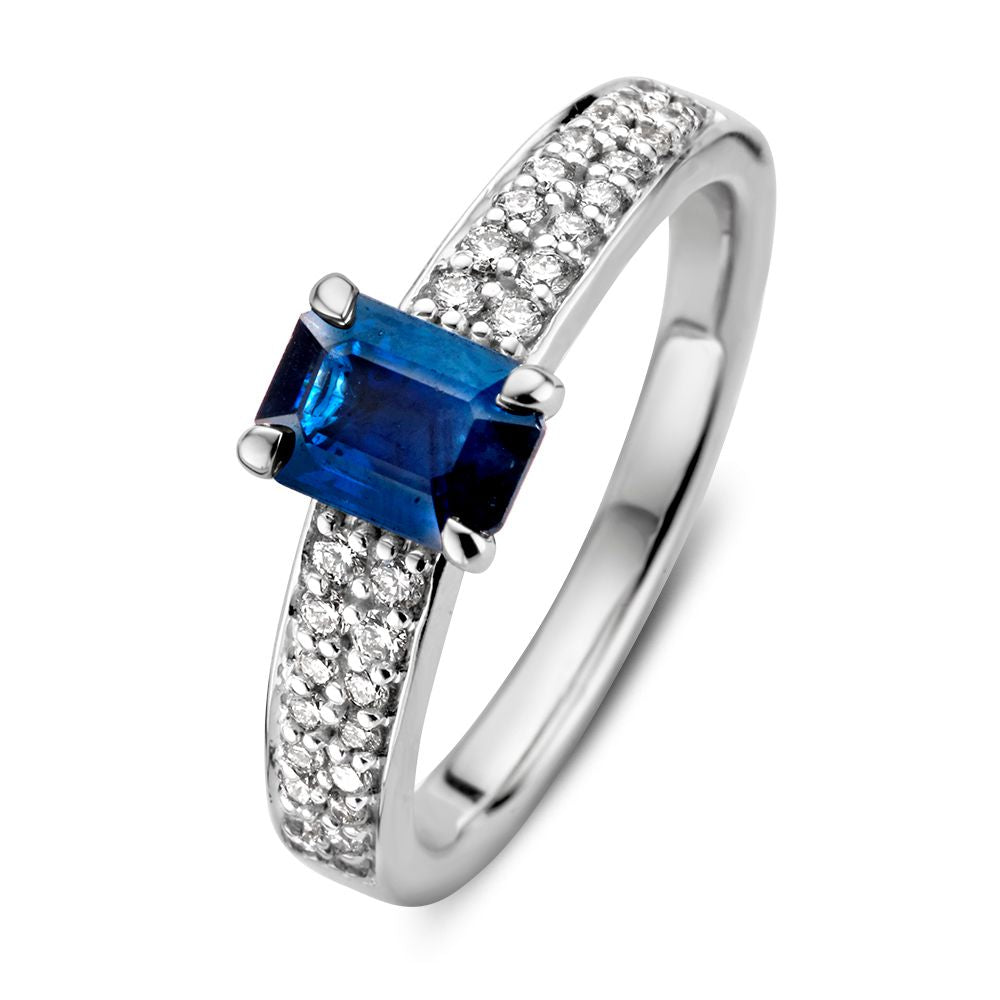 Ring aus Weißgold mit blauem Saphir und Diamanten an der Fassung