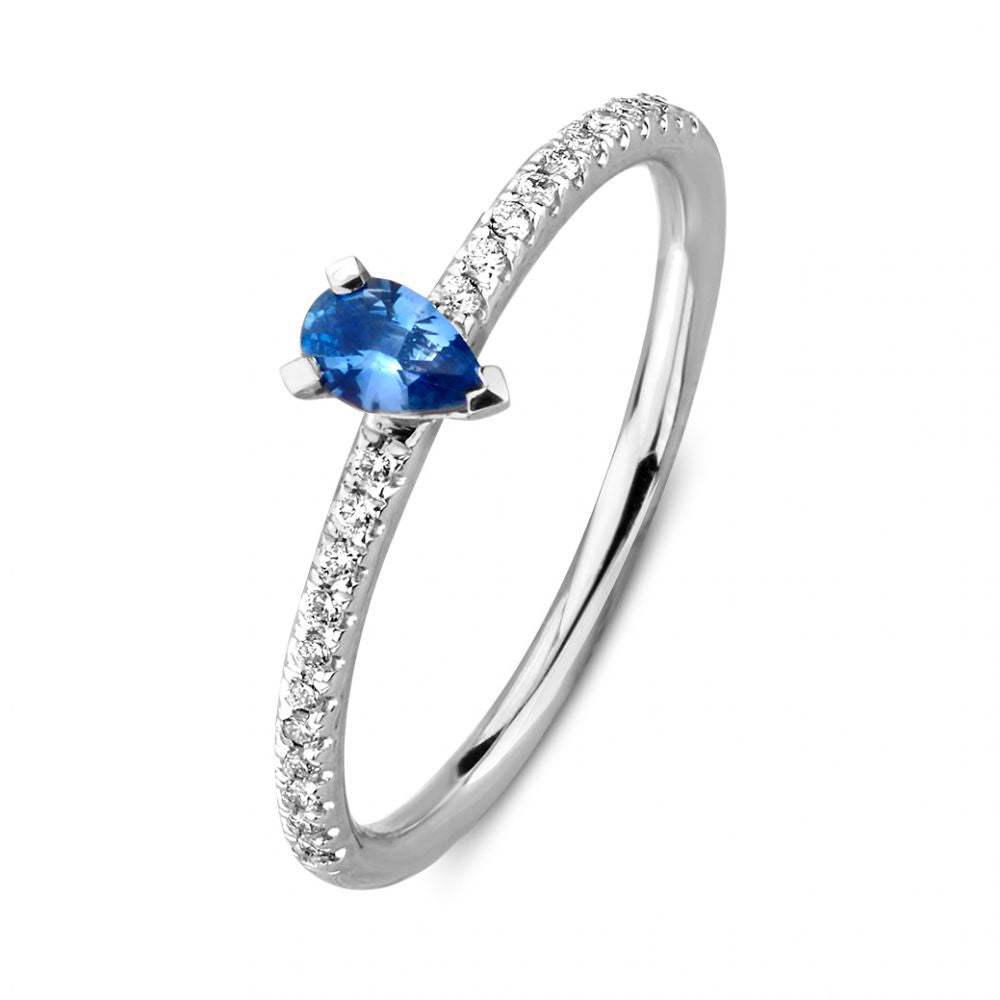 Ring aus Weißgold mit einem blauen Saphir und kleinen Brillanten am Band