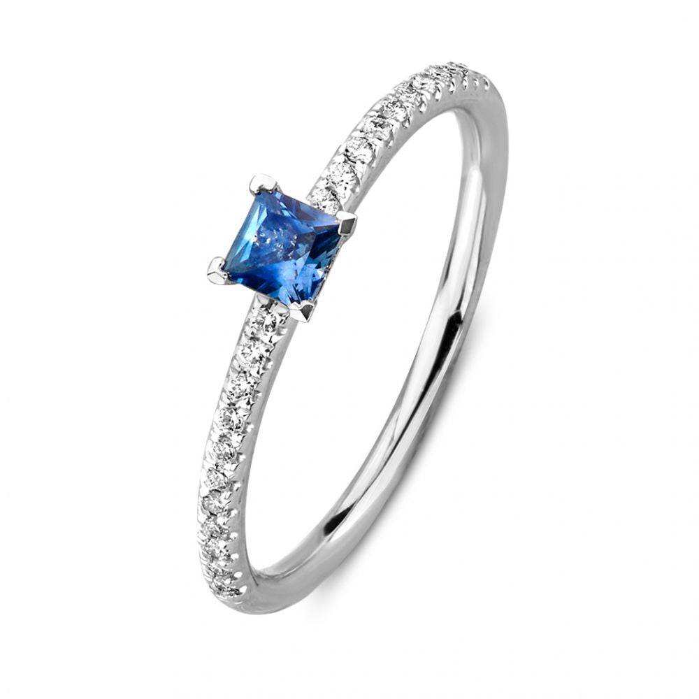 Ring aus 14 Karat Weißgold mit princessgeschliffenem Saphir und 0,10 Karat Diamanten