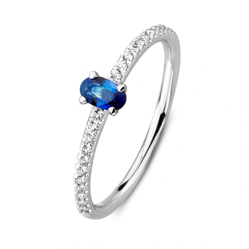 Ring aus Weißgold mit ovalem Saphir und kleinen Brillanten am Band