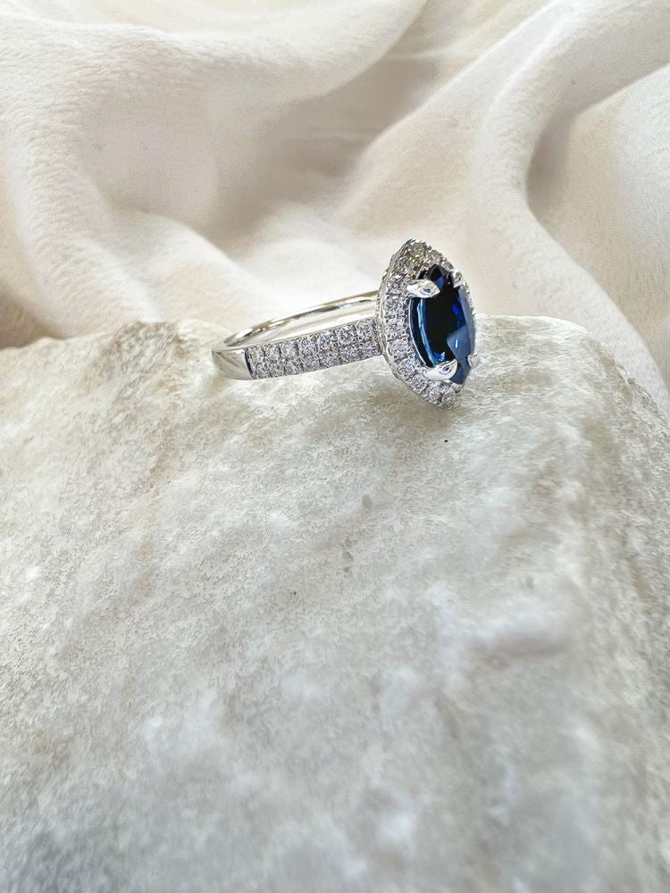 14 Karat Weißgoldring mit Marquise-Saphir und 0,53 Karat Diamanten