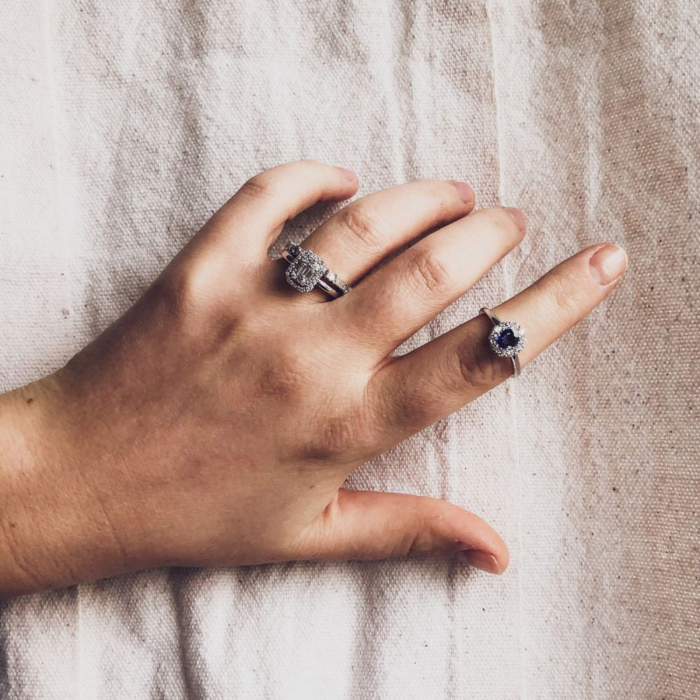 Weißgoldring mit blauem Saphir und Diamanten – Zeitlose Eleganz in klassischer Fassung