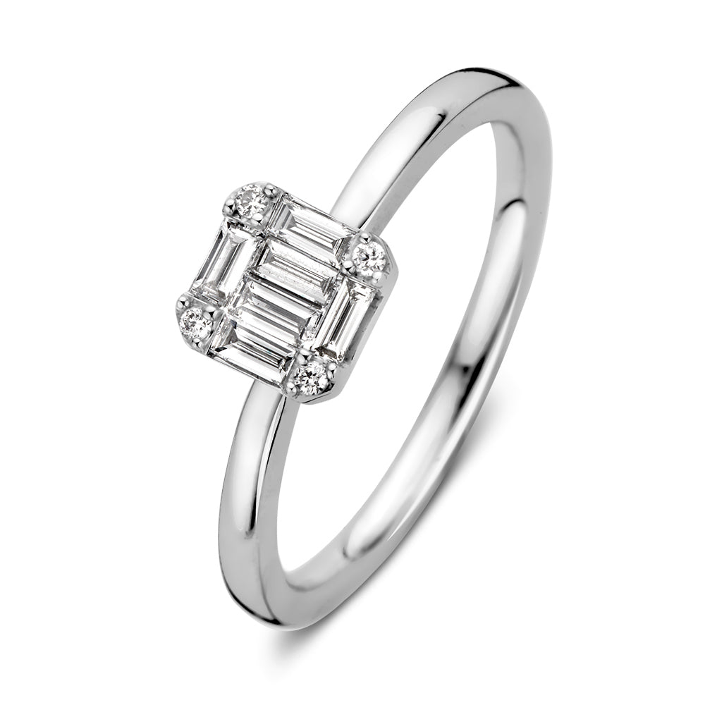 Ring aus Weißgold mit einem quadratischen Diamanten und kleinen Brillanten.