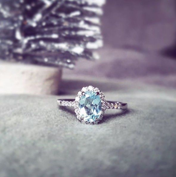 Exquisiter Weißgoldring mit 1,70 Karat blauem Topas und Brillanten
