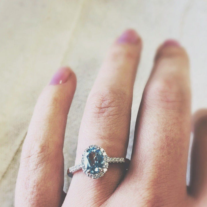 Exquisite White Gold Ring with 1.70 Carat Blue Topaz and Brilliant Diamonds