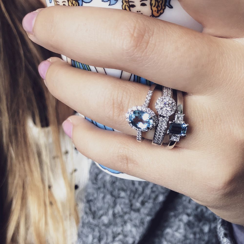 Exquisite White Gold Ring with 1.70 Carat Blue Topaz and Brilliant Diamonds