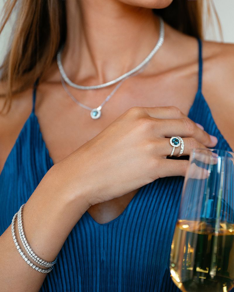 Eleganter Weißgoldring mit 1,52 Karat London Blue Topas und 0,40 Karat Diamanten