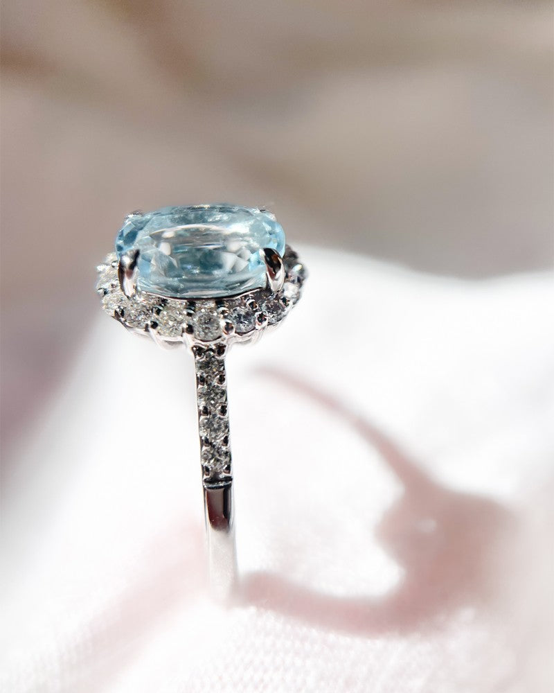 Exquisiter Weißgoldring mit 1,70 Karat blauem Topas und Brillanten
