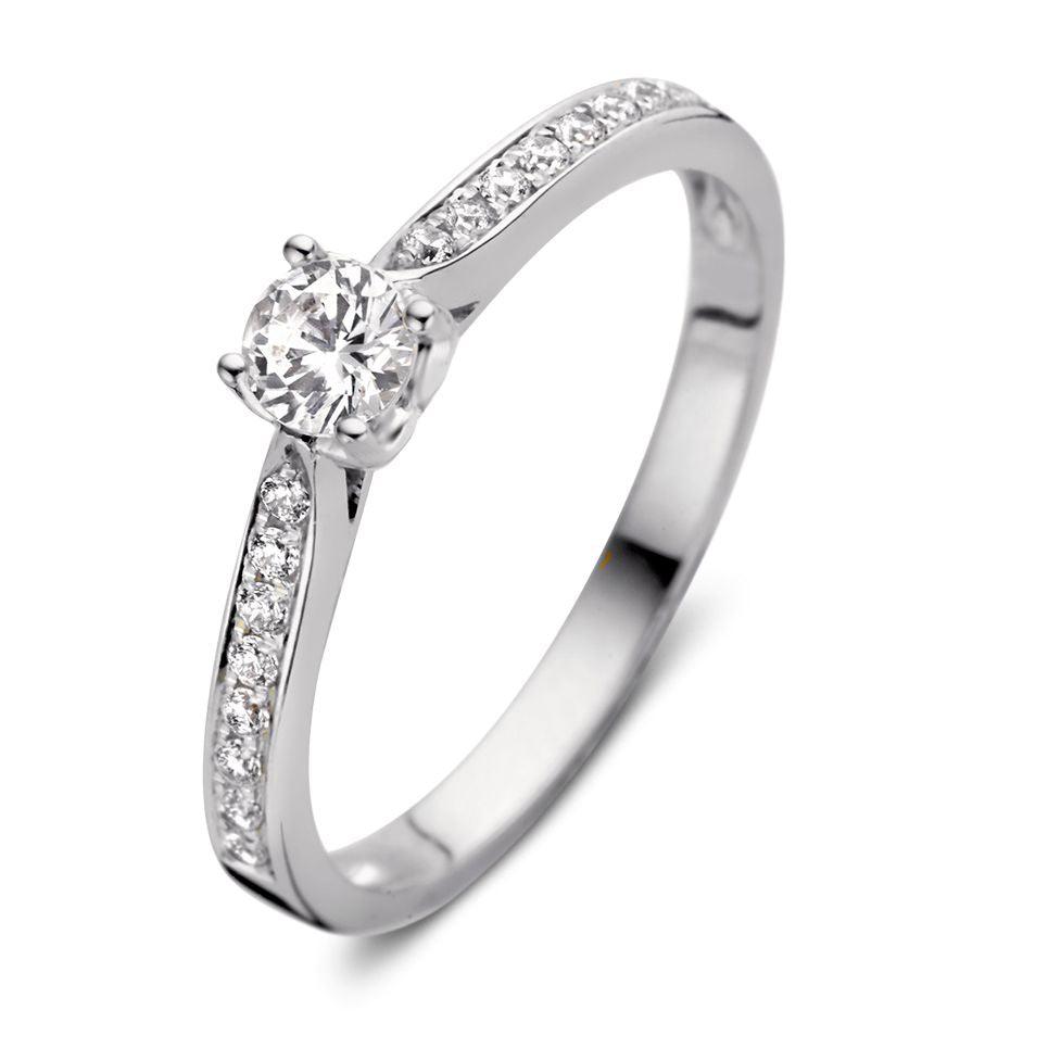 Ring aus Weißgold mit Zirkonia-Herz und funkelnden Zirkonia-Steinen entlang des Rings