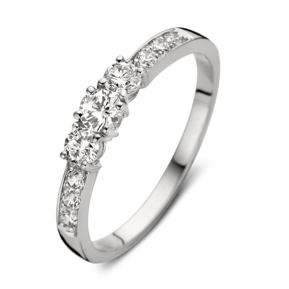 Feine Weißgoldring mit Zirkonia, drei Hauptsteinen und seitlichen Zirkonia, glänzende Oberfläche