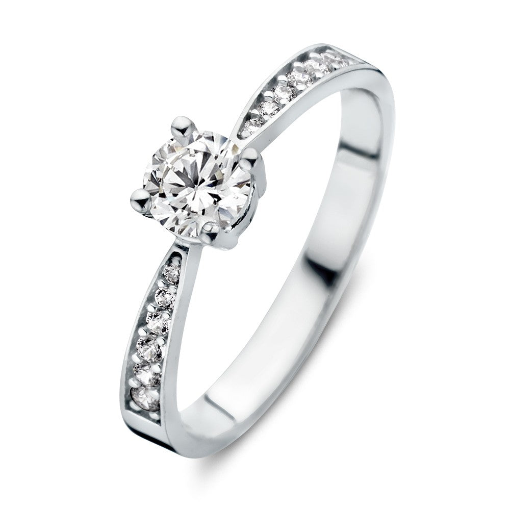 Eleganter Ring aus Weißgold mit Zirkonia, mit funkelndem Stein in der Mitte und seitlichen Zirkonia