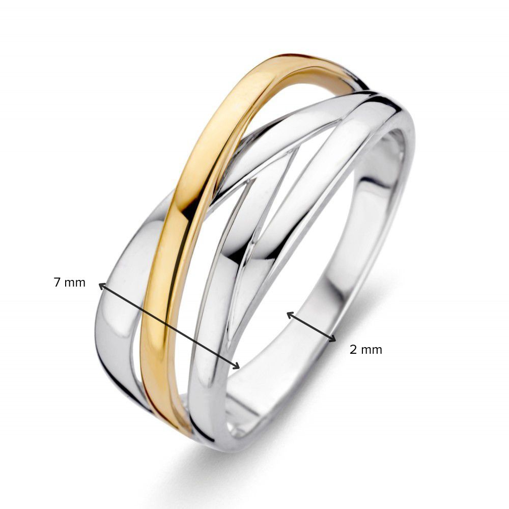 De Zilveren Damesring met 14 Karaat Geelgoud van Excellent Jewelry heeft twee verstrengelde banden (7 mm en 2 mm) in een tijdloos, minimalistisch design op een witte achtergrond.