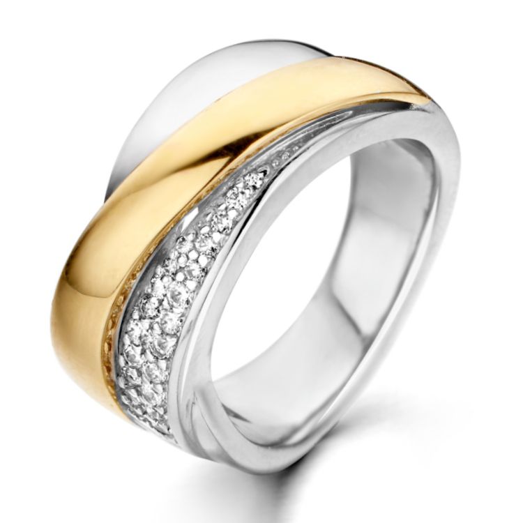 Een close-up van de Excellent Jewelry Zilveren Damesring met 14 Karaat Goud en Zirkonia's - Geelgoud, met een tweekleurige band met fonkelende zirkonia's in het midden, tegen een witte achtergrond.