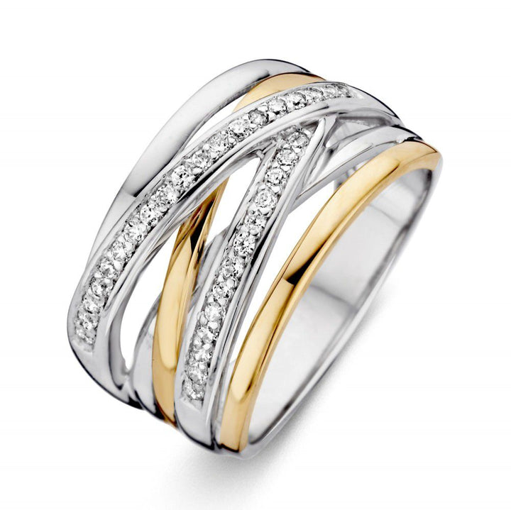 De Zilveren Damesring met 14 Karaat Geel Gouden Zetting en Witte Zirkonia van Excellent Jewelry heeft een elegant kriskras patroon en tijdloos ontwerp.