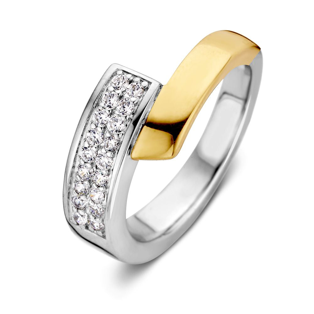 Ontdek de Elegante Zilveren Damesring met 14 Karaat Geel Goud en Zirkonia van Excellent Jewelry: een moderne ring met fonkelende zirkonia in zilver en een subtiel geelgouden accent dat deels om de band loopt.