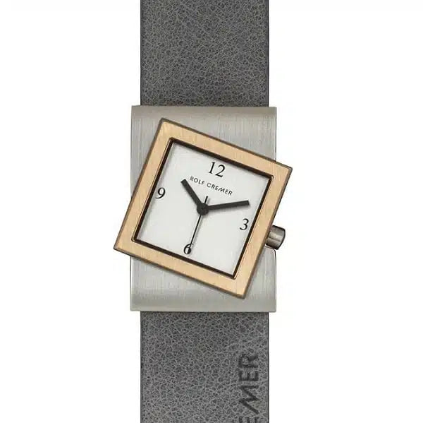 Uhr mit quadratischem Gehäuse, silbernem Zifferblatt und grauem Lederarmband