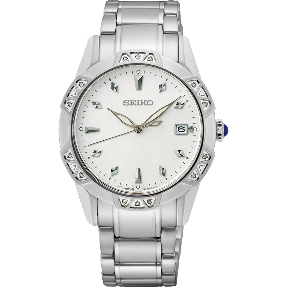 Het Seiko dameshorloge SKK727P1 heeft een zilveren metallic afwerking, een ronde witte wijzerplaat, zilveren uurmarkeringen en een datumvenster op 3 uur. Het beschikt over een gegraveerde driehoekige lunette, waterdichtheid 10ATM, quartz uurwerk en metalen schakelband.