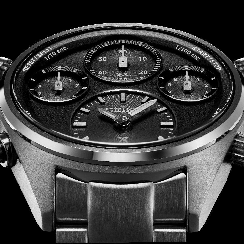 Close-up van een Seiko Prospex herenhorloge SFJ003P1. Dit zilveren chronograafhorloge heeft een zwarte wijzerplaat met solar uurwerk, drie sub-dials voor precisie en zilveren markeringen en wijzers. Een strakke zilveren armband versterkt de elegantie.