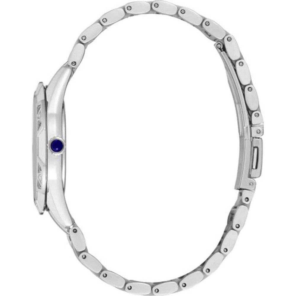 Zijaanzicht van een Seiko dameshorloge SKK727P1, met een zilveren metalen polshorloge met een gepolijste armbandband. Het heeft een slank profiel, een blauwe cabochon op de kroon, een eenvoudige sluiting en een waterdichtheid van 10ATM voor duurzaamheid.