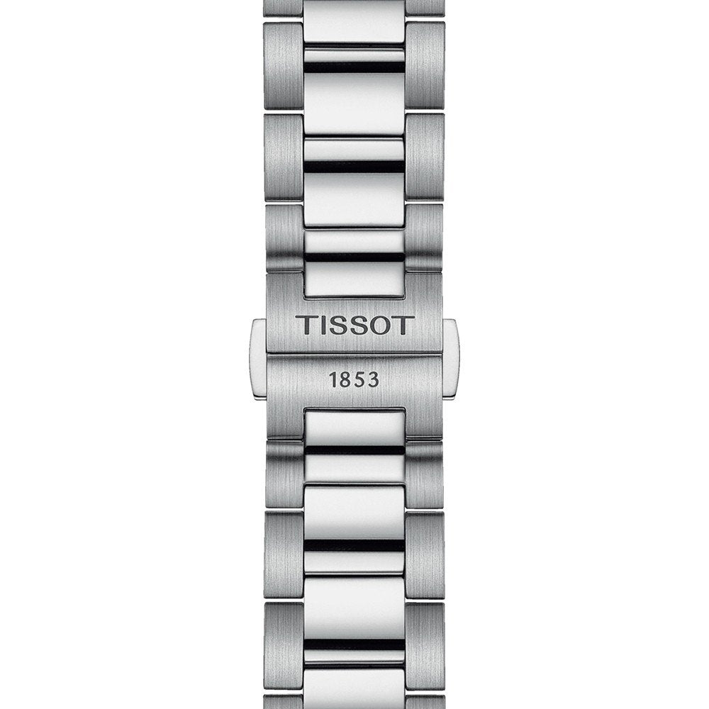 Een close-up van de Tissot PR 100 heren horlogeband met 'TISSOT' en '1853' op de sluiting. De zilveren band heeft geborstelde en gepolijste metalen schakels.