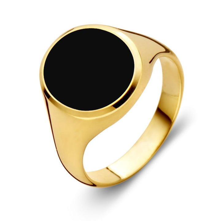 De Massieve 14 Karaat Gele Gouden Zegelring voor Heren met Zwarte Onyx Steen van Excellent Jewelry is een luxe herenring met een gladde, ronde zwarte onyx als eyecatcher op geelgoud, gepresenteerd tegen een witte achtergrond.