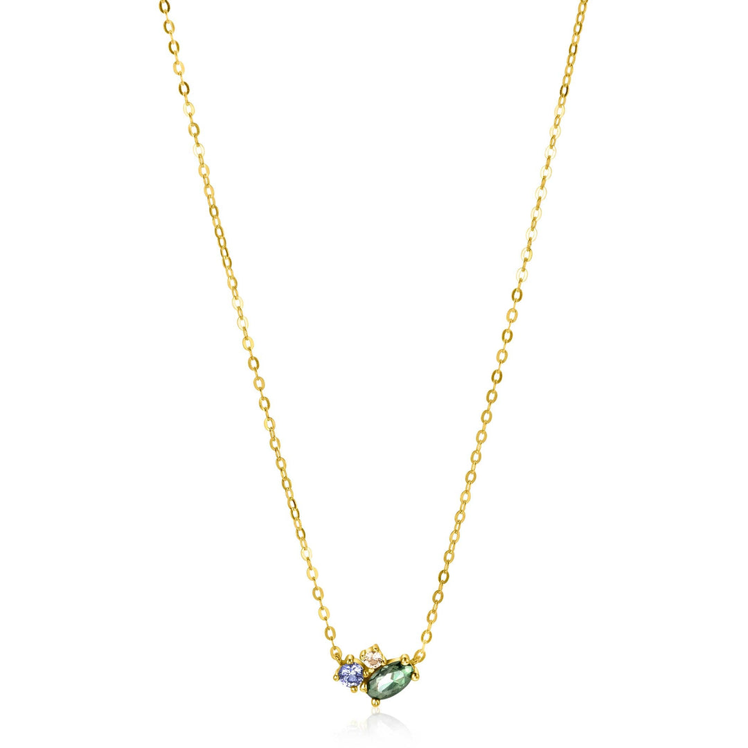 De Zinzi Ketting Goud Zgc379 van Zinzi heeft een delicate gouden ketting met in het midden een klein cluster van groene en blauwe zirkonias, wat een elegante en verfijnde look creëert tegen een witte achtergrond.