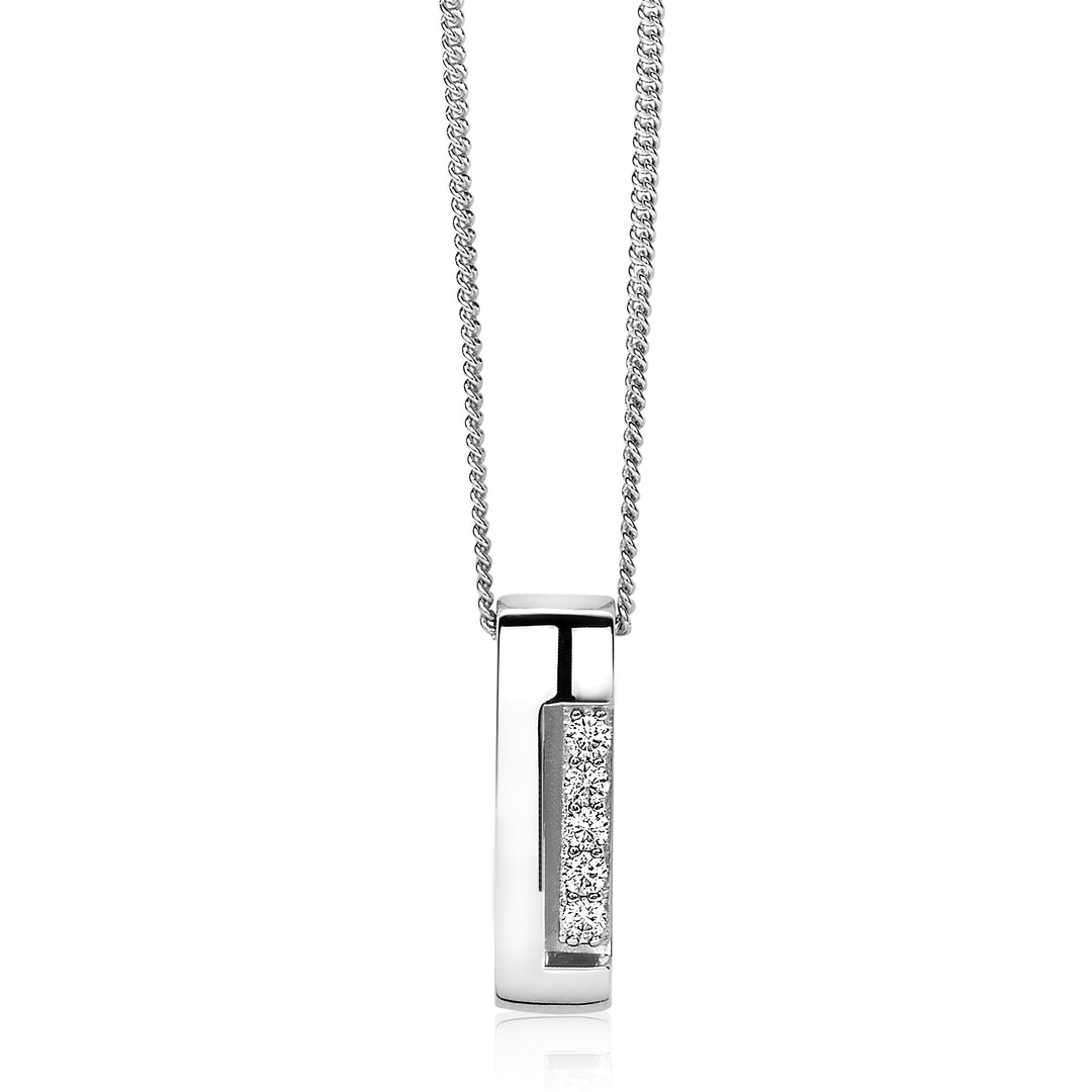 De Zinzi Ketting Zilver Mvc17 van Zinzi heeft een modern design met een verticale rechthoekige hanger die aan één kant versierd is met fonkelende edelstenen. De hanger wordt perfect aangevuld door de delicate zilveren ketting.