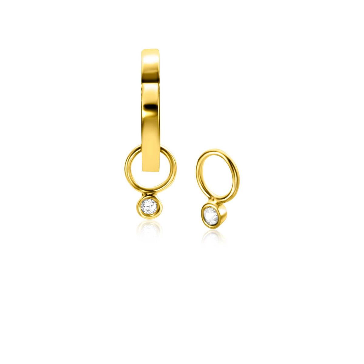 Ohrringe aus goldfarbenem Metall mit einem kleinen, funkelnden Edelstein und einem kreisförmigen Anhänger