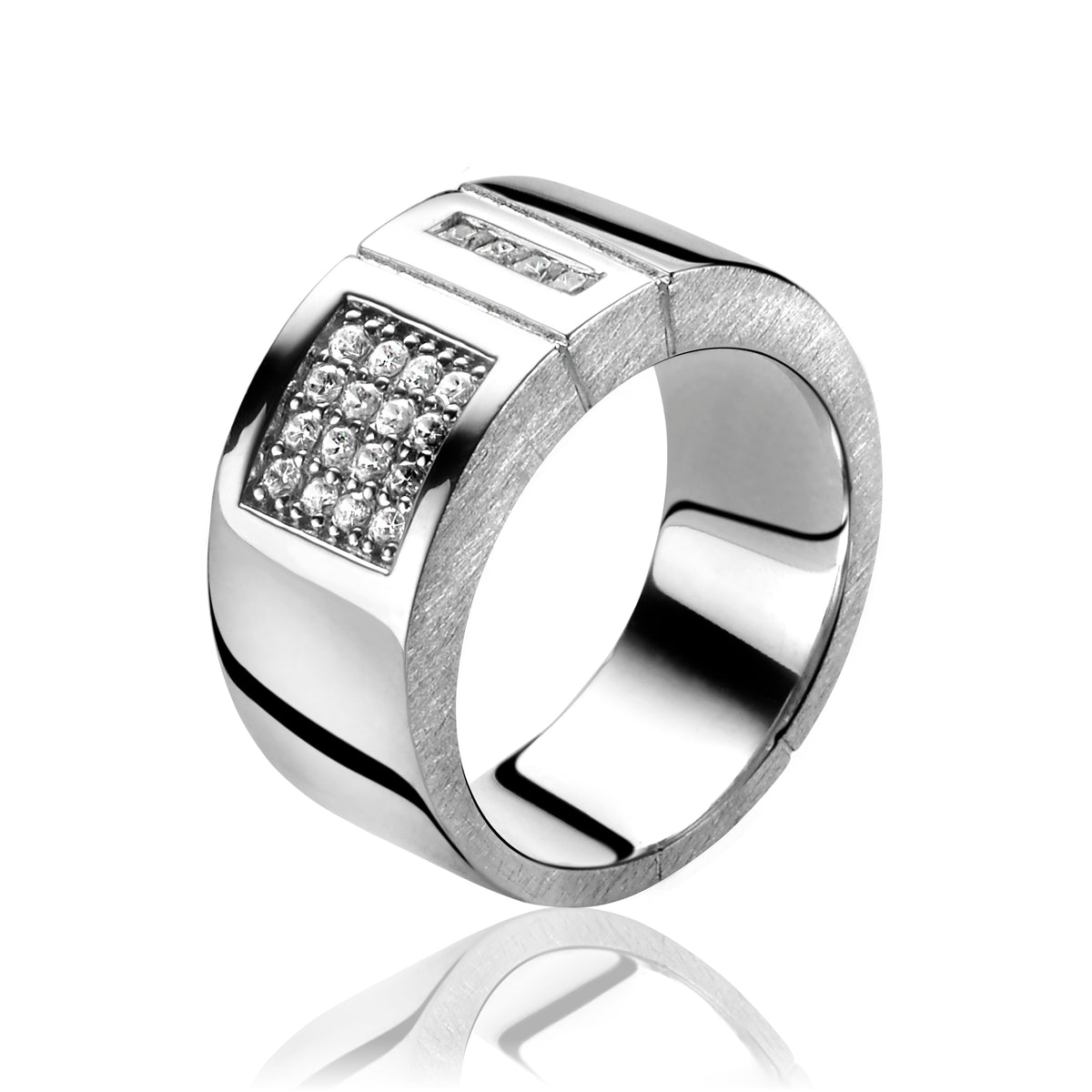 Ring aus Silber mit glänzender Oberfläche und rechteckigem Zierelement mit klaren Steinen