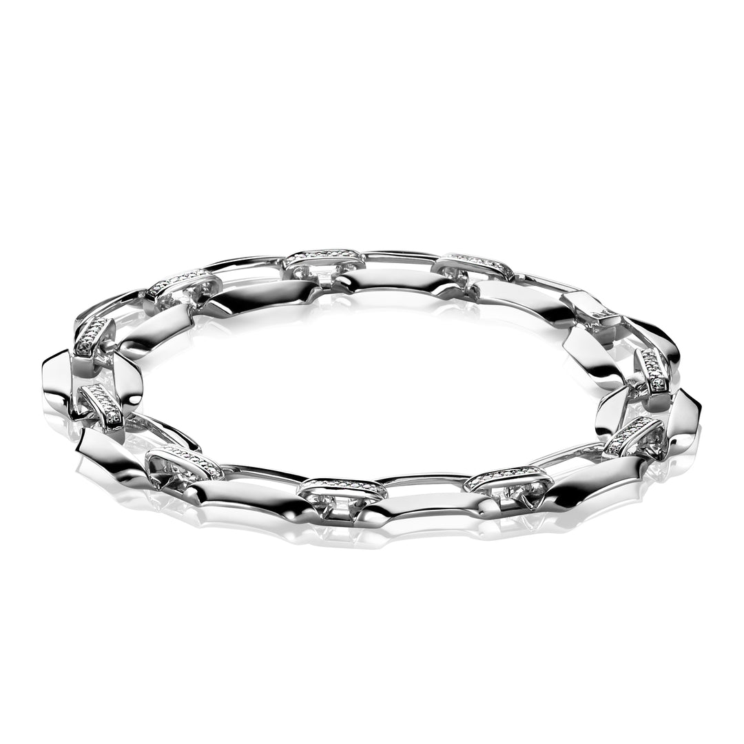 De Zinzi Armband Zilver Mva2 is een zilveren schakelarmband met een gepolijste afwerking en onderling verbonden rechthoekige schakels, elk versierd met kleine, diamantachtige edelstenen voor een sprankelend effect. Het schittert elegant tegen een ongerepte witte achtergrond en vangt het licht prachtig op.