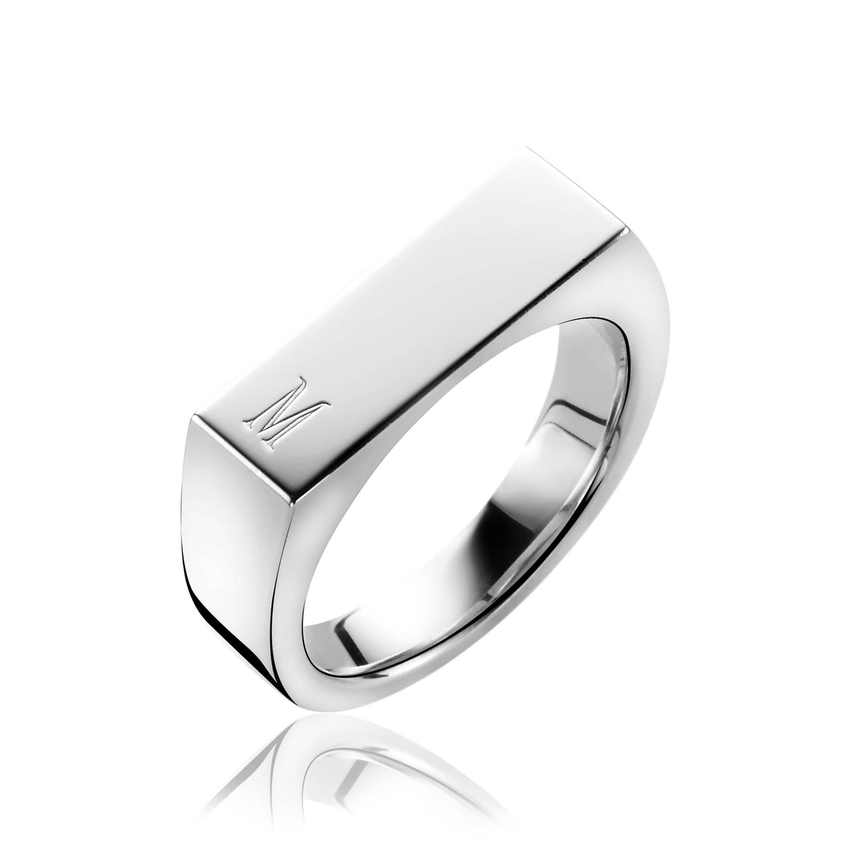 Ring aus Silber mit rechteckigem Design und graviertem Buchstaben M