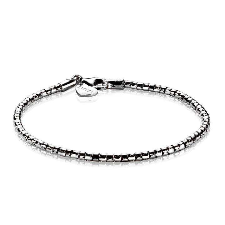 De Zinzi Armband Zilver Zia1129 A is een glanzende zilveren armband met slangenketting, een karabijnsluiting en een klein rond label bij de sluiting, waardoor het licht op elegante wijze wordt weerkaatst op het elegante zilverkleurige uiterlijk.