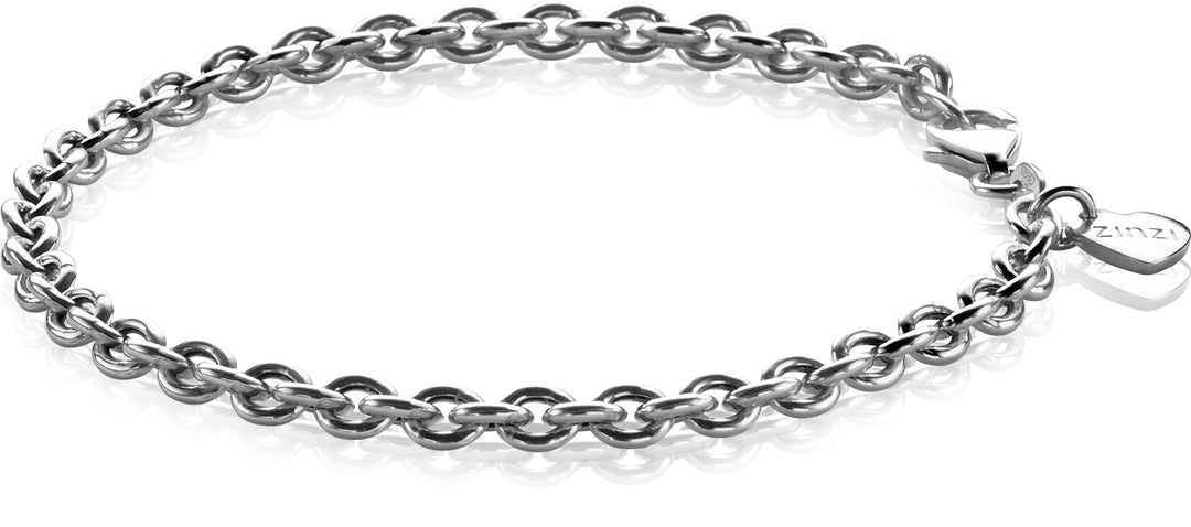 De Zinzi Armband Zilver Zia1153 van Zinzi is een zilveren armband met ronde schakels en een hartvormig bedeltje gegraveerd met "ZINZI" bij de sluiting, afgebeeld op een witte achtergrond.