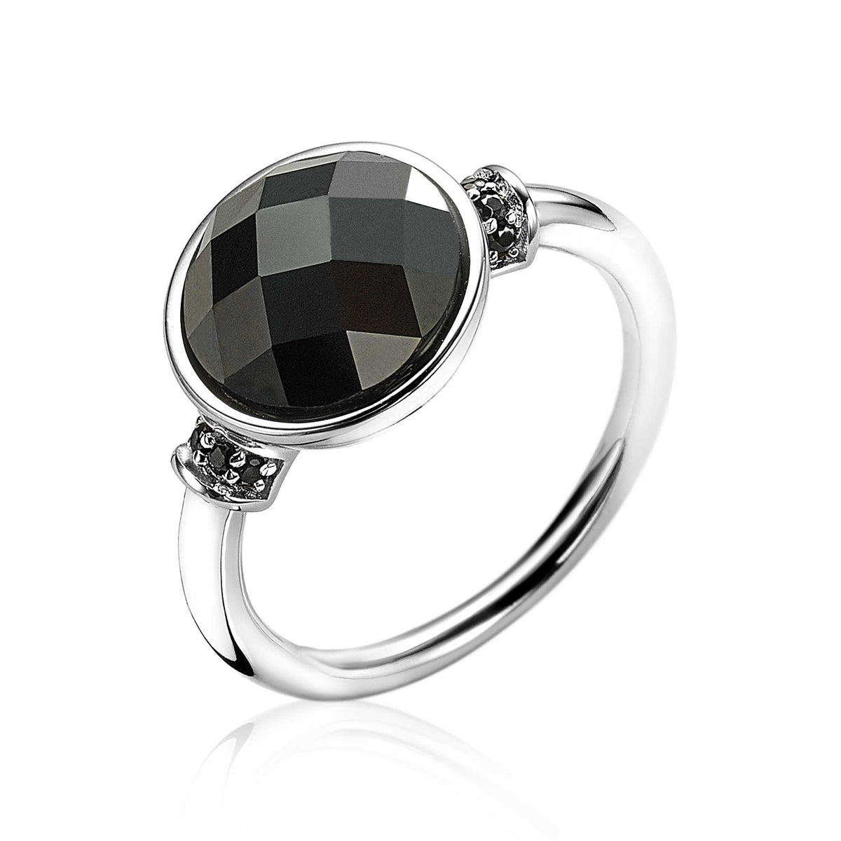 Ring aus Silber mit facettiertem schwarzem Edelstein und zwei kleinen Zirkonia