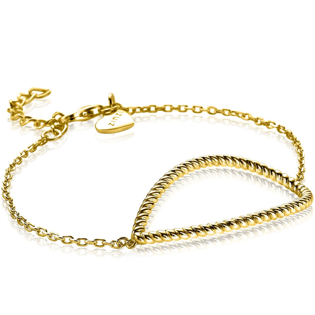 De Zinzi Armband Gold Plated Zia2046 G is een delicaat sieraad met een gedraaid driehoekig ontwerp met een hartvormig label aan de ketting, afgewerkt in geel verguld en voorzien van een karabijnsluiting.