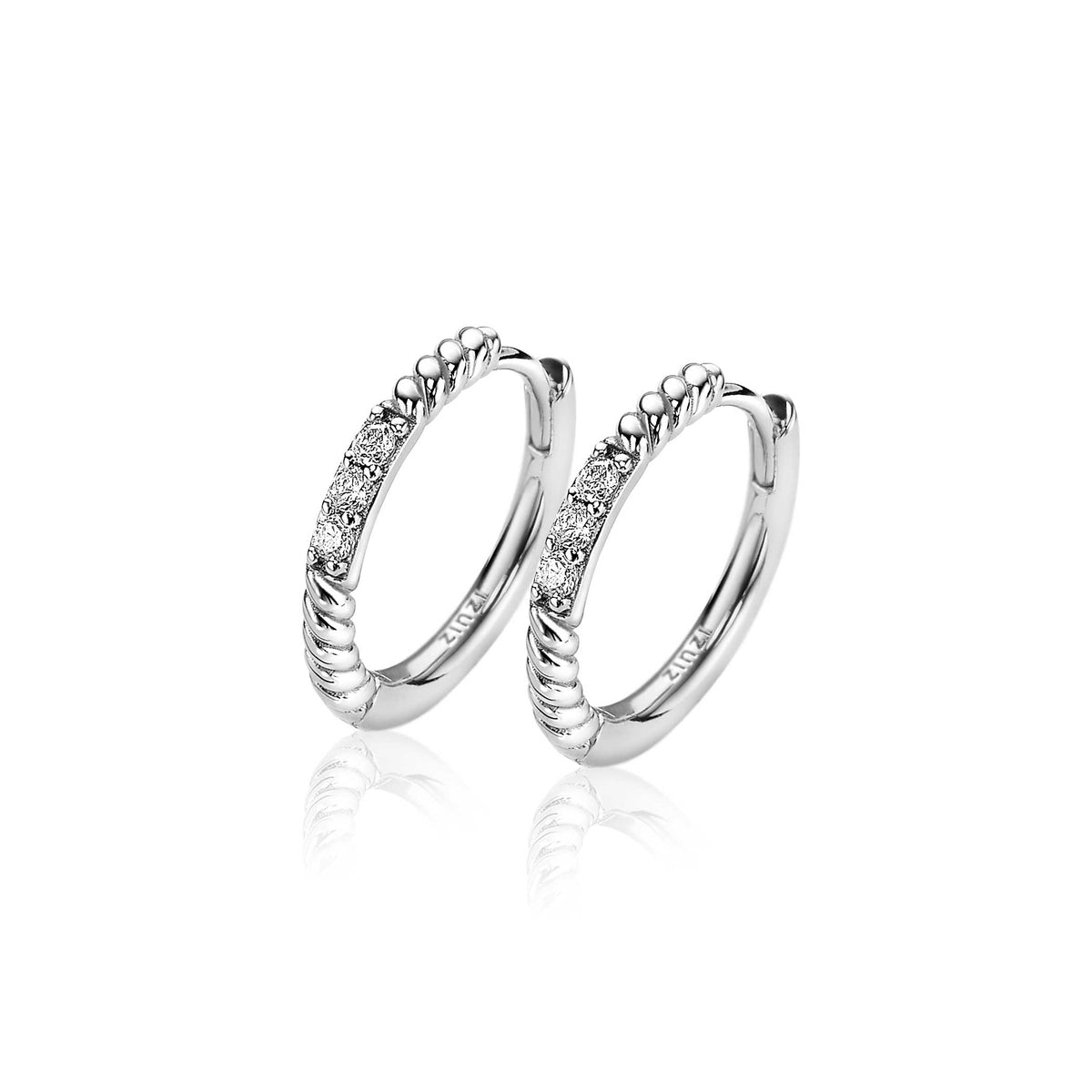 Ohrringe aus Silber mit geschwungenem Design und kleinen, funkelnden Steinen