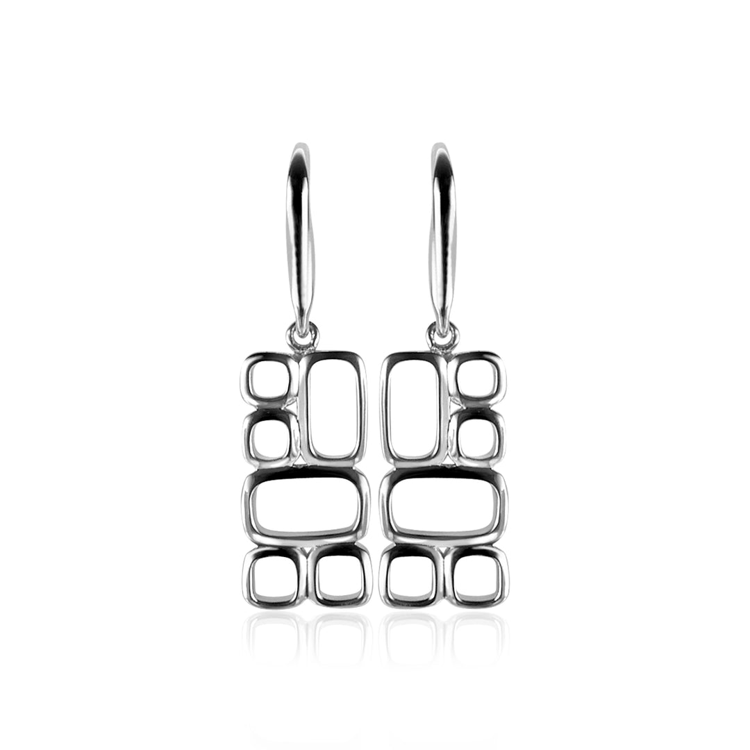 De Zinzi Oorbellen Zilver Mvo3 zijn moderne geometrische oorbellen met onderling verbonden rechthoeken in verschillende maten. Met een glanzende afwerking en eenvoudige haakjes voegen ze eigentijdse elegantie toe aan elke outfit.