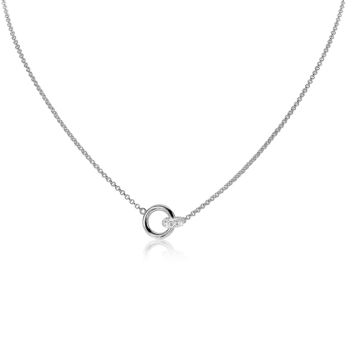 Kette aus Silber mit einem runden Anhänger und feiner Gliederkette