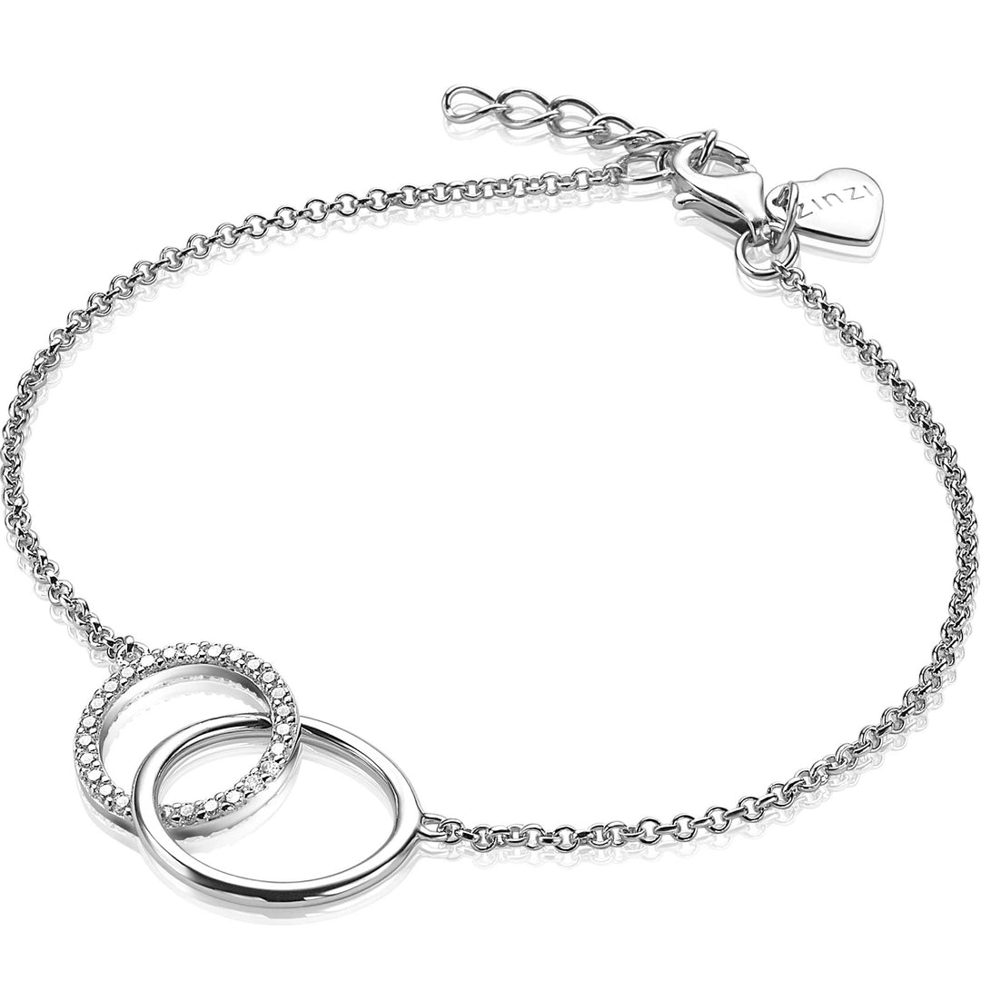 Ontdek de elegantie van de Zinzi Armband Zilver Zia1743, met twee in elkaar grijpende cirkels, waarvan één versierd met kristallen. Dit delicate stuk bevat een fijne ketting, karabijnsluiting, verlengketting en hartbedel.